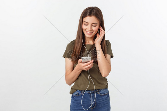 一位可爱的女士在耳机中聆听音乐图片