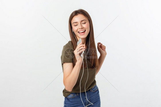 一位可爱的女士在耳机中聆听音乐图片