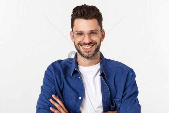年轻快乐笑的英俊男人肖像与白背景隔离的年轻快乐笑英俊男人肖像图片