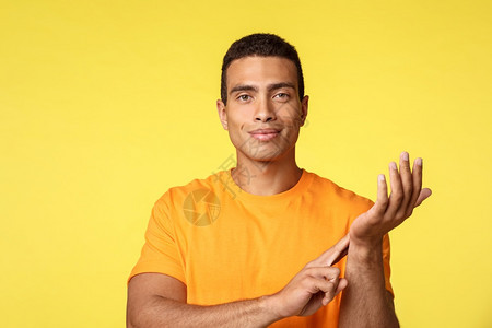 穿着黄色t恤测量自己的脉搏举起一只手臂和触摸上的静脉微笑运动者照顾血压健康医药和生活方式概念图片
