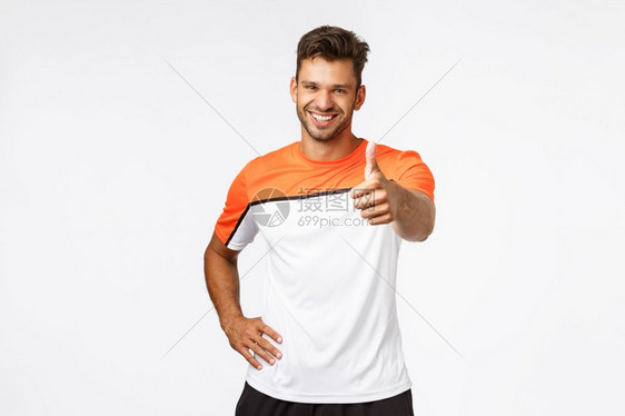 英俊健康快乐的男运动员体型好的运动员身型好的运动员手举起来微笑健身教练鼓励客户在健身期间做最好的工作图片