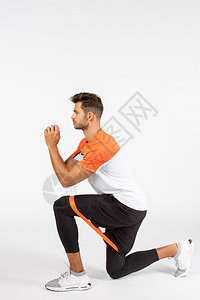 垂直剖面运动员将蹲作为双腿间安全抵抗绳膝盖伸展圈部连臂合一在积极训练课期间努力健身白色背景垂直剖面运动员将蹲作为双腿间安全抵抗绳图片