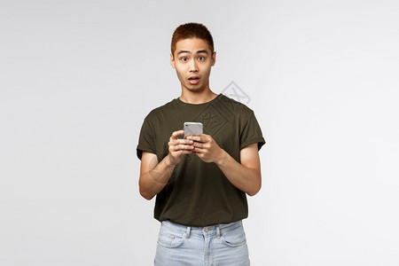 捕捉一位男生拿着手机不同的姿势表情图片