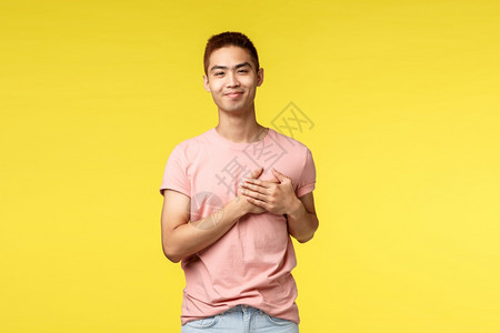 黄色背景下穿着粉色上衣的男生摆着不同姿势图片