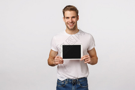 白色t恤持有数字平板显示设备屏幕介绍应用程序微笑展示最喜欢的购物网站一定有看这个漂亮的casinusin胡子男穿白色t恤展示最喜图片