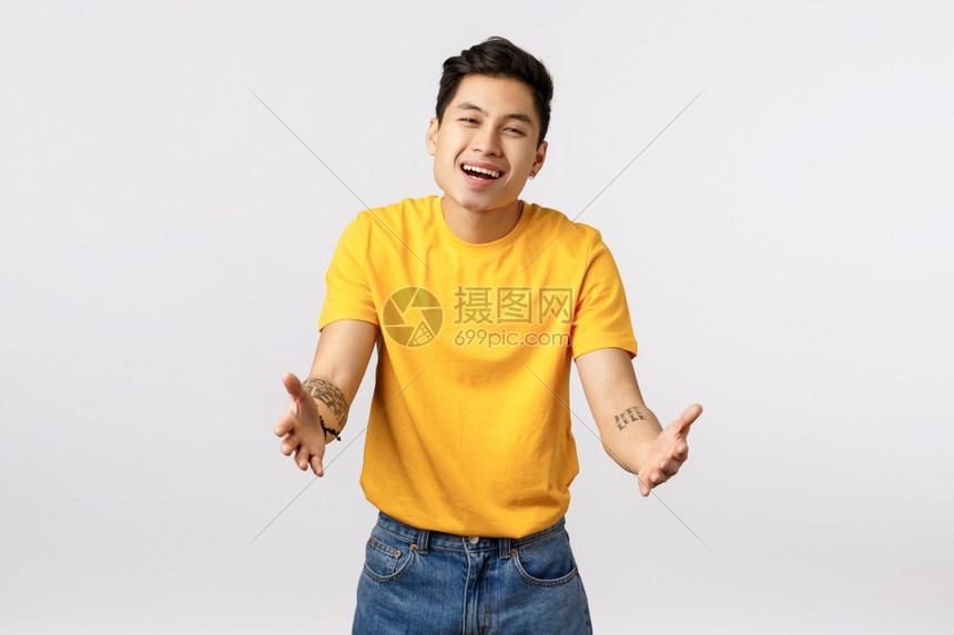 的亚洲年轻男友回到家想拥抱他的可爱狗伸出双手抱他的可爱狗拥抱人