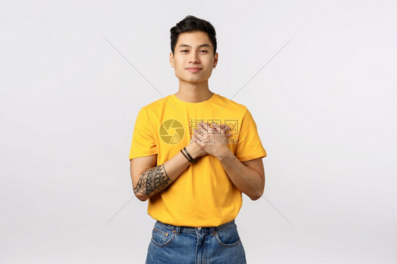 爱抚梦幻般的英俊年轻和有纹身的亚洲男友穿黄色t恤衫珍惜与女友情人节在一起的温柔时刻微笑感动思考美丽令人惊叹的事物触动梦幻般的英俊图片