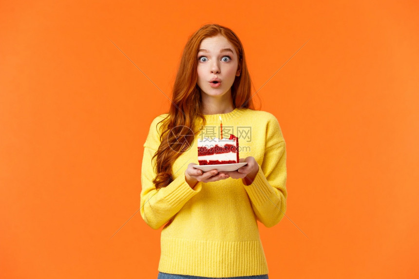 快速化装渴望在生日蛋糕上吹蜡烛折合嘴唇屏息想要梦成真摄影机超负荷bday概念热心的梦幻可爱红发女孩做愿望快速化妆渴在生日蛋糕上吹图片
