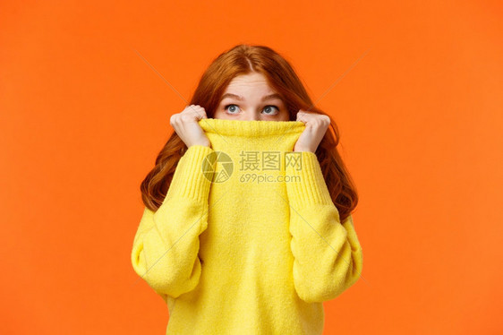 长发黄衣服美女图片