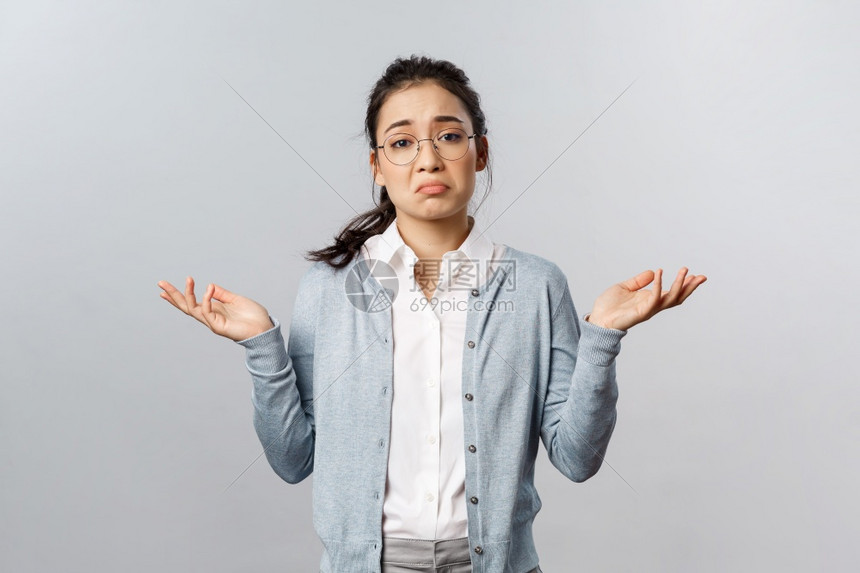 我们对此无能为力解决不了问题画像中不果断或绝望的亚洲女挥舞手举脚踏困惑不解知如何分辨事不解好了我们无事可做法处理问题困惑不解无足 高清图片下载 正版图片 摄图网