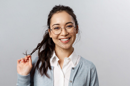 一位带着眼镜的女生摆着不同的姿势图片