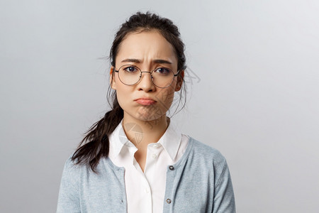 一位带着眼镜的女生摆着不同的姿势图片