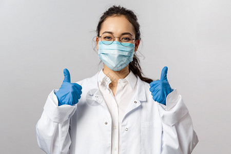 满意的年轻女医生在研究发现疫苗展示拇指戴面罩和手套方获得良好成果医生感染者研究和认知19概念满意的年轻女医生在研究戴面罩和手套方图片