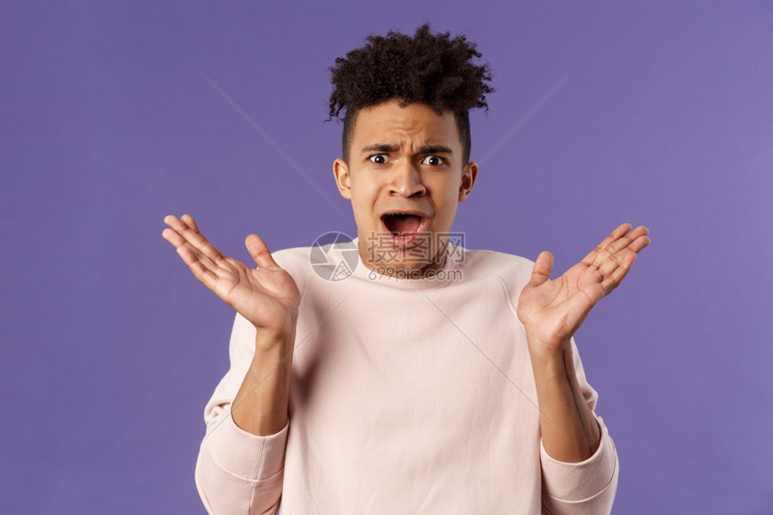 令人不快沮丧失望困惑惊慌望着摄影机对失望严酷的表情紫色背景无