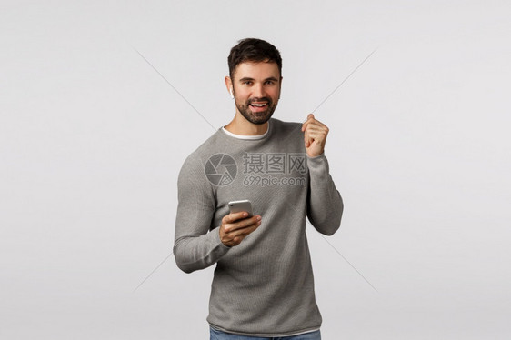 男子戴着无线耳机在手舞足蹈图片
