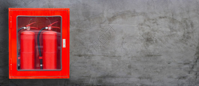 混凝土墙背景的红色壁橱中灭火器复制空间图片