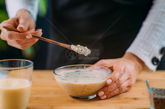 以燕麦和豆类奶饮食健康概念图片