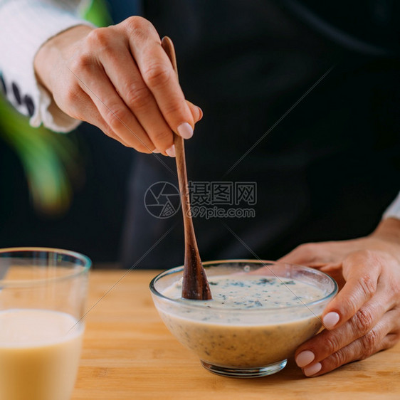 以燕麦和豆类奶饮食健康概念图片