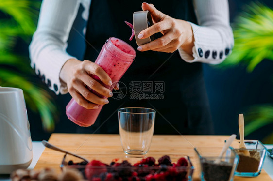 超级食品在搅拌机中进行健康的摇动图片