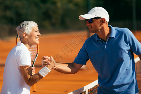 60多岁高龄妇女上网球课图片