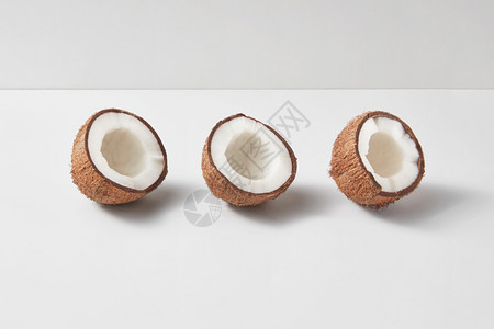 白色背景上的3个成熟椰子图片