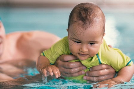 婴儿游泳图片