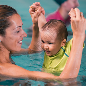 母亲与男婴游泳班室内池图片