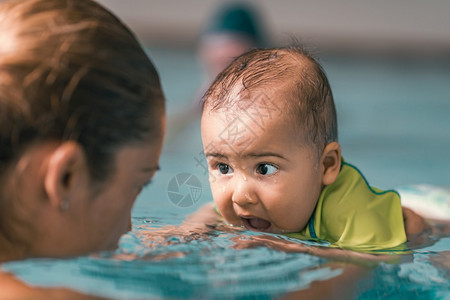教练带婴儿游泳图片