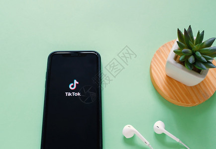 ChangkoThailndpril290平铺iphonex显示用耳机和装置在屏幕上显示Tiko应用的iphonextiko是流图片