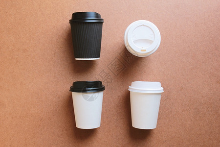 纸咖啡杯取走假冒木制背景用于商业品牌身份生态天然纸杯和活方式概念图片