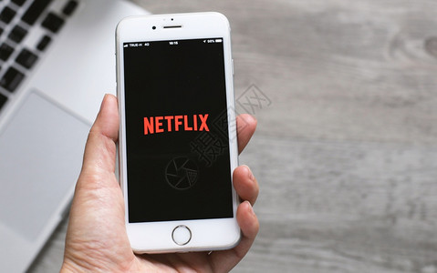 Thangkothailndpril2801在家期间iphone智能手机屏幕上观看Netflix应用程序Netflix是国际主要图片