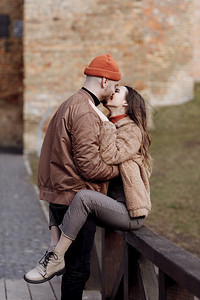 情侣在栅栏上接吻图片