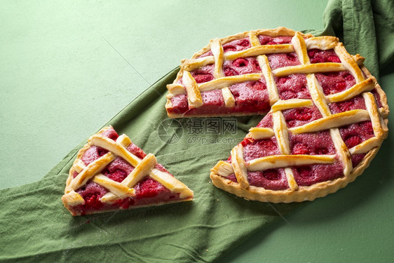 美味的红莓馅饼加薄壳和一份绿色餐巾纸上的切片经典甜点夏季蛋糕最容易吃的馅饼红莓和一份糕图片