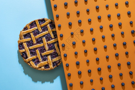 蓝莓馅饼夹着花边壳和一种有趣的蓝莓图案彩色无缝背景的蓝莓图片