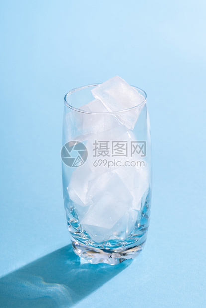 蓝色无缝背景的冰块严酷阳光夏季冷饮的准备概念鸡尾酒的制作图片