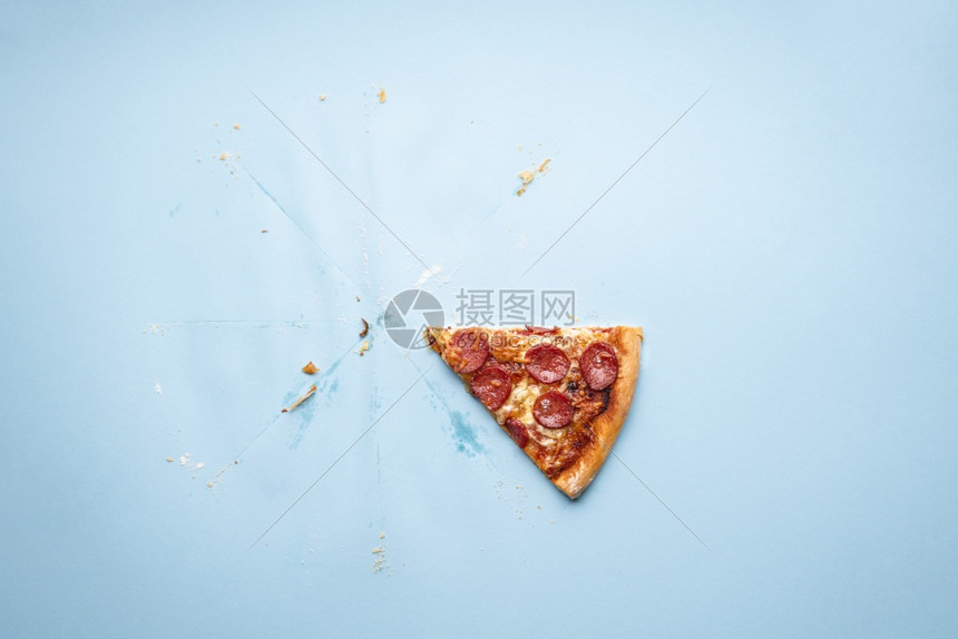 最后一块披萨上面有美味自制披萨的顶端视图图片