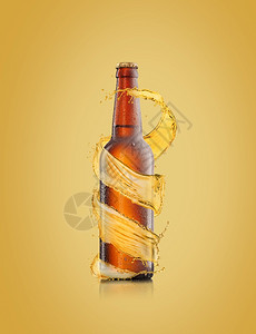 创造螺旋啤酒和喷洒在棕色瓶子周围水滴在浅沙黄色的背果上复制空间刷新酒精饮料啤瓶加水滴和子周围的螺旋喷洒图片