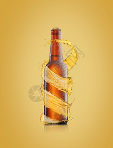 创造螺旋啤酒和喷洒在棕色瓶子周围水滴在浅沙黄色的背果上复制空间刷新酒精饮料啤瓶加水滴和子周围的螺旋喷洒图片