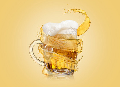 新鲜冷淡啤酒的杯子厚泡沫在浅黄色背景上复制空间图片