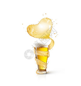 代表新鲜轻啤酒的玻璃杯创意成分环绕着螺旋喷发大心脏形状的啤酒饮料在白色背景上复制空间啤酒杯螺旋喷发在心脏和滴落的形状上图片