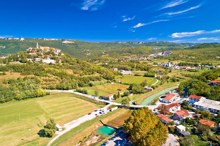 buzet山镇的buzet和mirna河以绿色风景为空中视野croati岛地区图片