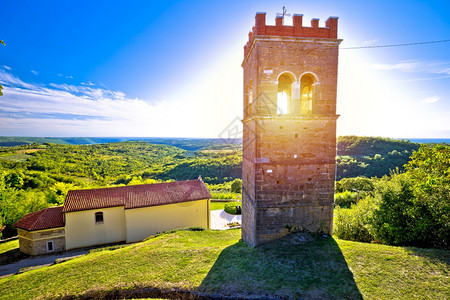 Krasic和Itrin绿色风景的石塔和Istrian绿色风景croati的地峡区图片