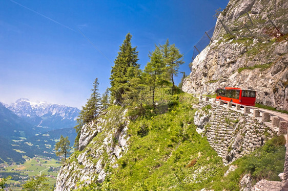 阿尔卑斯山悬崖上的道路图片