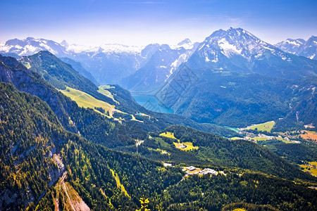 从德国巴伐利亚地区的Kehlstin观测到的Koigse湖和Brchtsgadnr陆地阿尔卑斯山峰图片