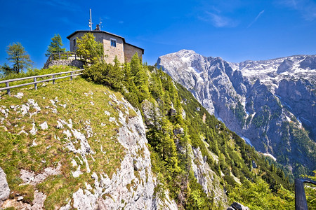 鹰和角巢或kehlstinaus藏身于阿尔卑斯山风平面之上的岩石巴伐利亚德国图片