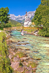 山地塞巴斯蒂安朝圣教堂有高山松绿河风景拉马索公园Berichtsgadnr土地巴伐利亚德意志图片