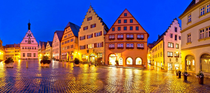 中世纪德国城的正方形马克普拉茨或市场广罗亨堡德陶贝尔晚间全景图片