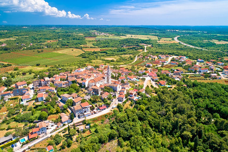 以绿色的异地山丘空中观察的西雅图镇Croati的伊斯里亚地区图片