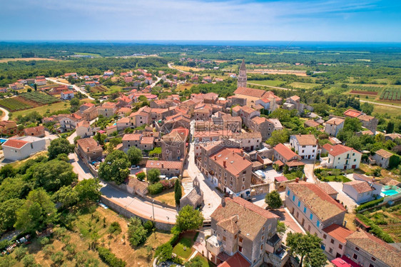 以绿色的异地山丘空中观察的西雅图镇Croati的伊斯里亚地区图片