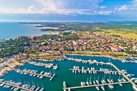 乌马格岛croati的海滨和美丽岸风空中观察图片